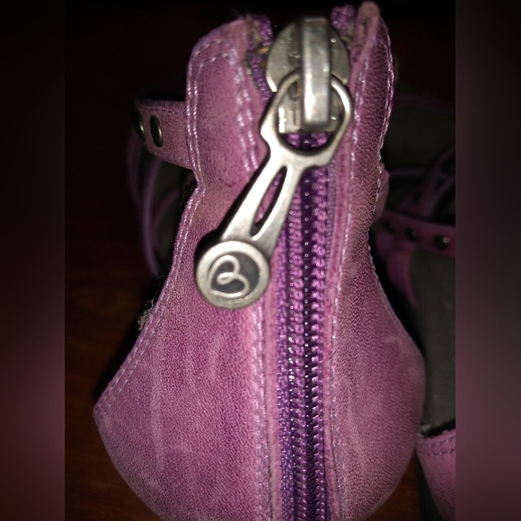 Blondo Purple Strappy Leather Sandals, Size 8W, Zippered Backs, Studded … - Picture 4 of 12
